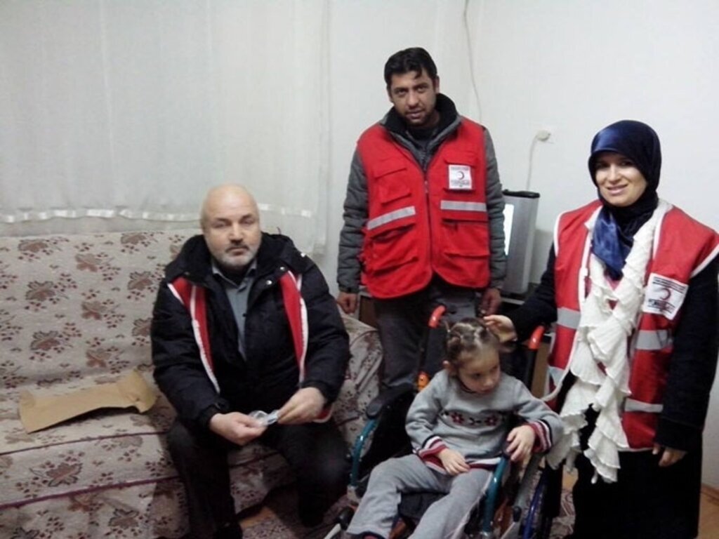 Türk Kızılayı Canik Şubesi'nden minik Büşra'ya tekerlekli sandalye
