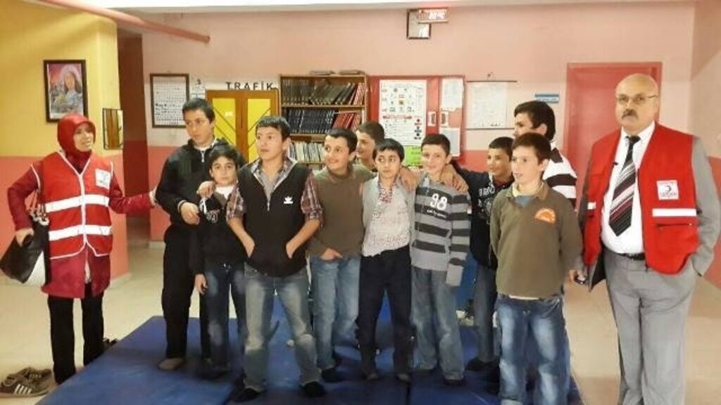 Türk Kızılayı'ndan İhtiyaç sahibi çocuklara ayakkabı yardımı