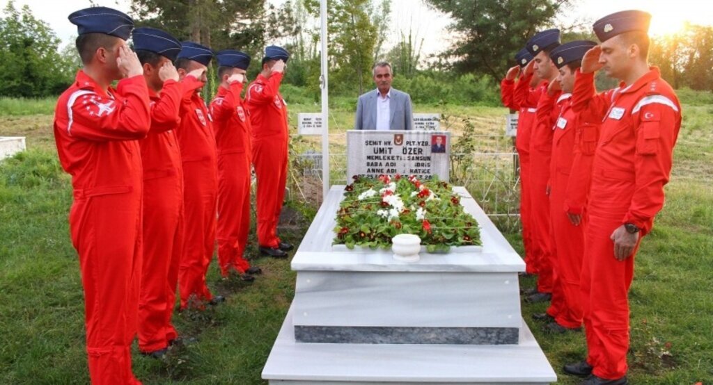 Türk Yıldızları'ndan şehit ekip arkadaşlarının mezarına ziyaret