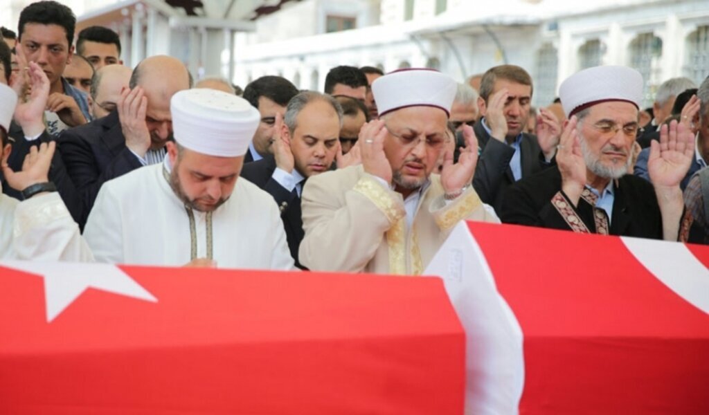 Türkiye Demokrasi Şehitlerine ağlıyor