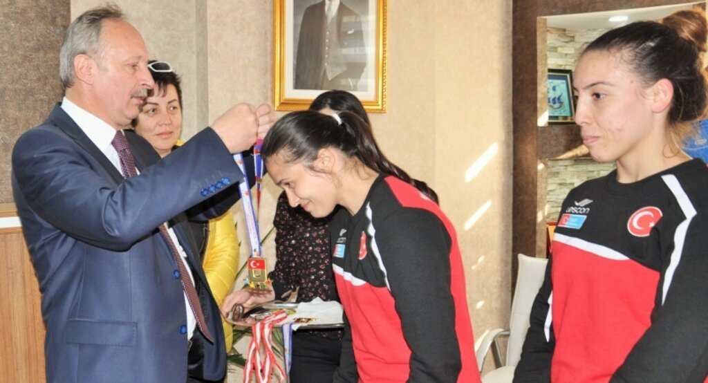 Türkiye şampiyonlarının madalyalarını Özden verdi