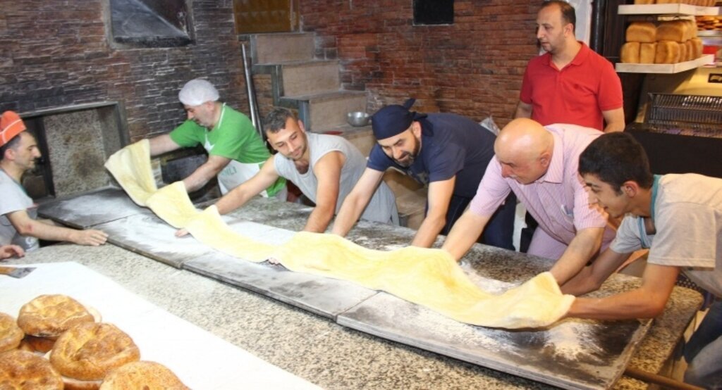 Üç metrelik ramazan pidesi yaptılar