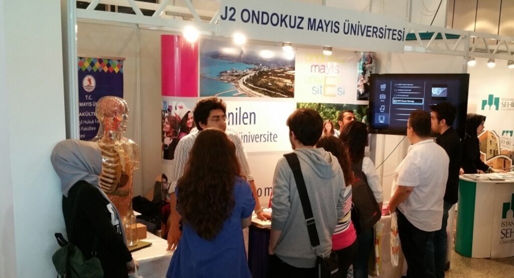 Üniversite adayları tercih fuarına akın etti