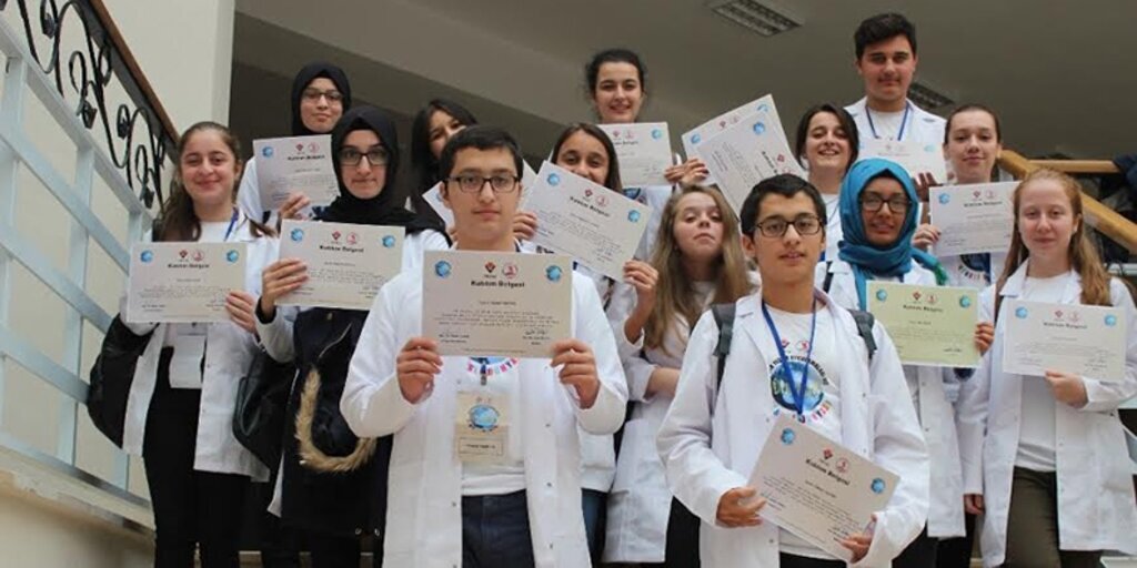 Üniversite ve lise öğrencilerini bir araya getiren TÜBİTAK Projesi sona erdi