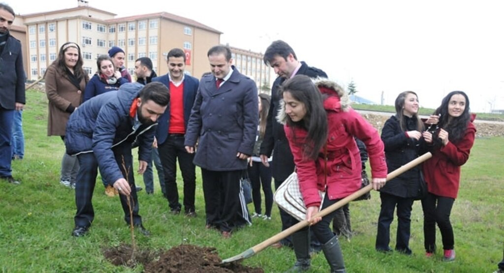Üniversitelilerden şehitler için 100 yıla 100 fidan