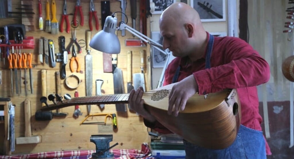 Ürettiği 'bas' sazlarla 'bağlama ailesi' oluşturmak istiyor