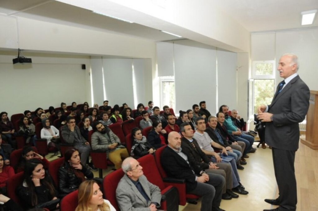 Vali Şahin 'Gençlik ve Medya' konulu seminere katldı