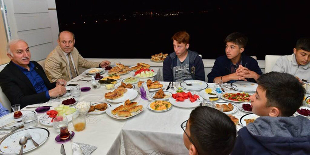 Vali Şahin iftarını sevgi evlerinde kalan çocuklarla yaptı