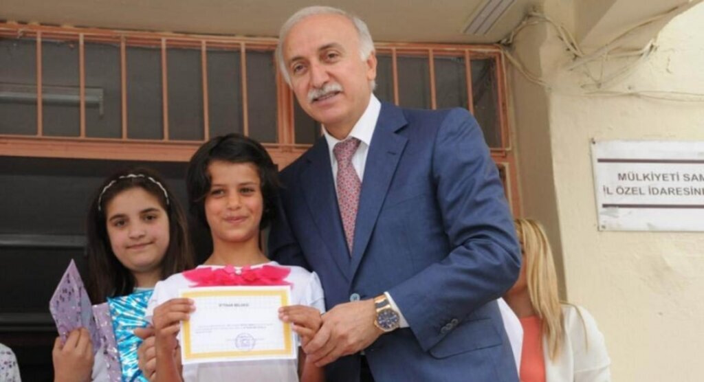 Vali Şahin öğrencilere karnelerini verdi