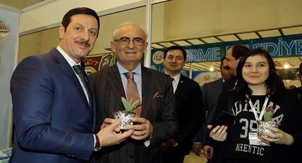 Vali Şahin ve Başkan Yılmaz İlkadım standında lale fidesi dağıttı