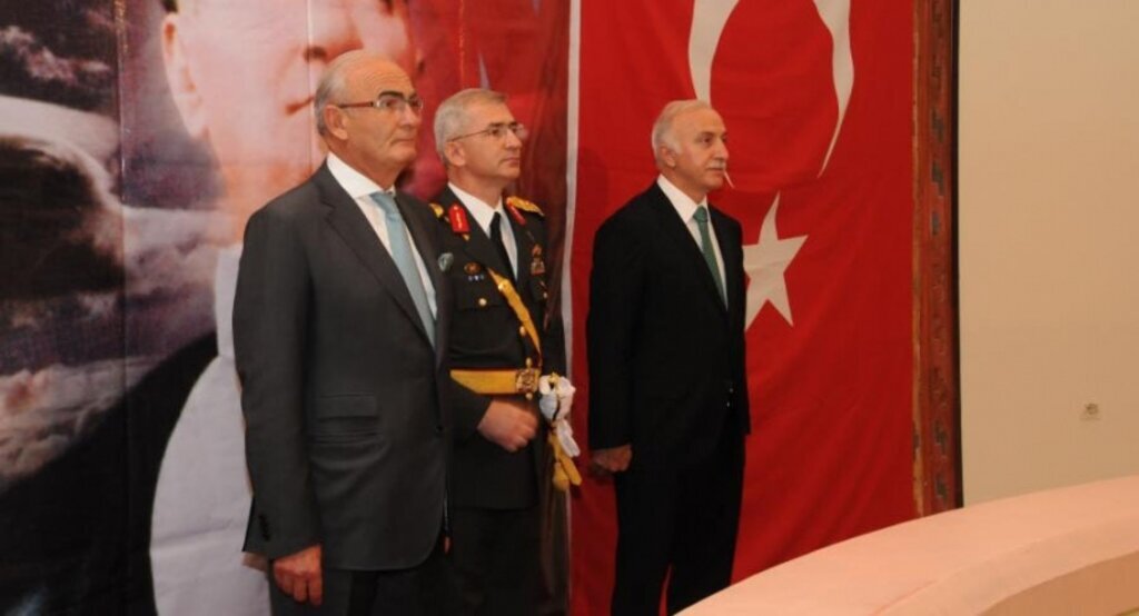 Vali Şahin 'Yaşayan Atatürk Salonu'nda tebrikleri kabul etti