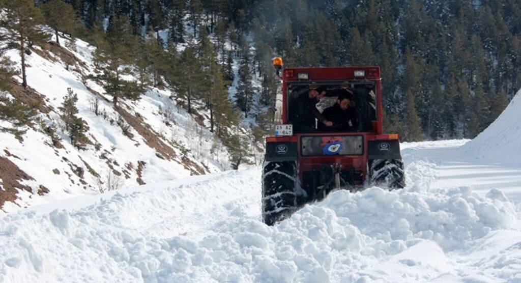 Vatandaşlar, kapalı yolun açılması için çalışma başlattı