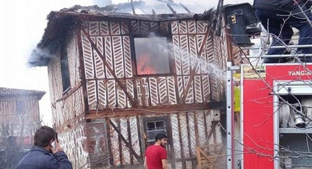 Vezirköprü'de ahşap ev tamamen yandı