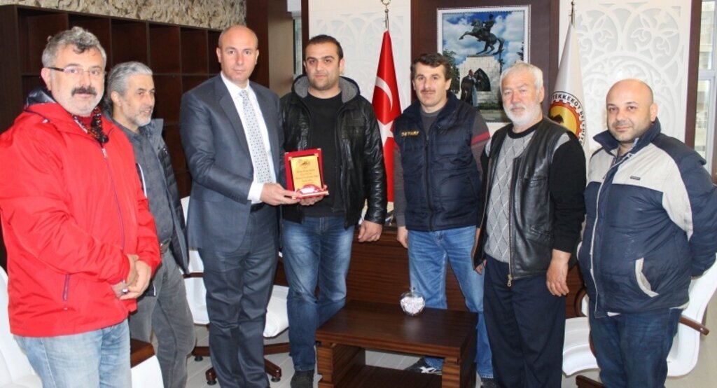 Woswos grubundan Başkan Togar’a plaket