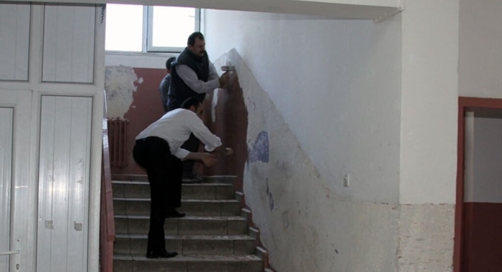 Yarı yıl tatilinde okulu için çalışıyor