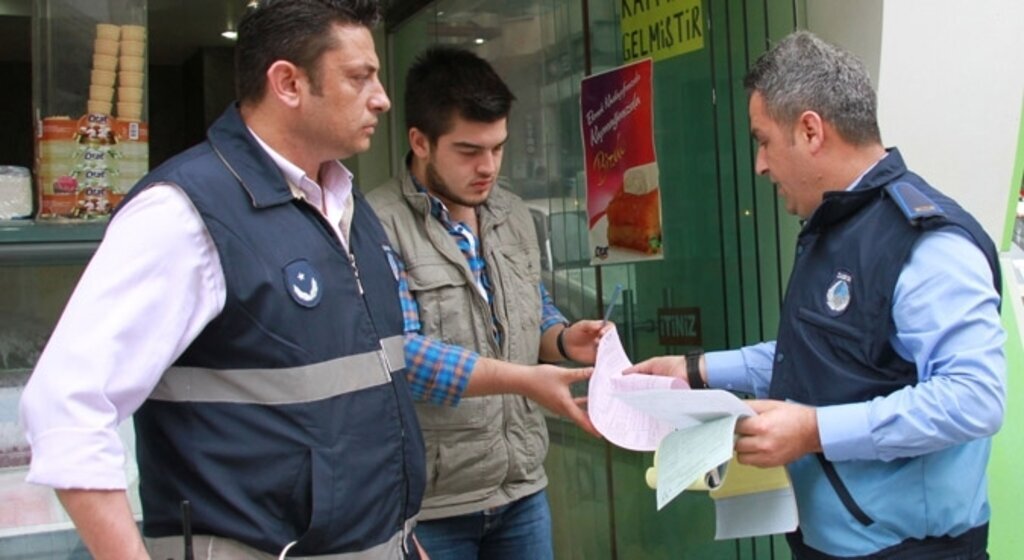 Yere çöp ve izmarit atana zabıta ceza kesiyor