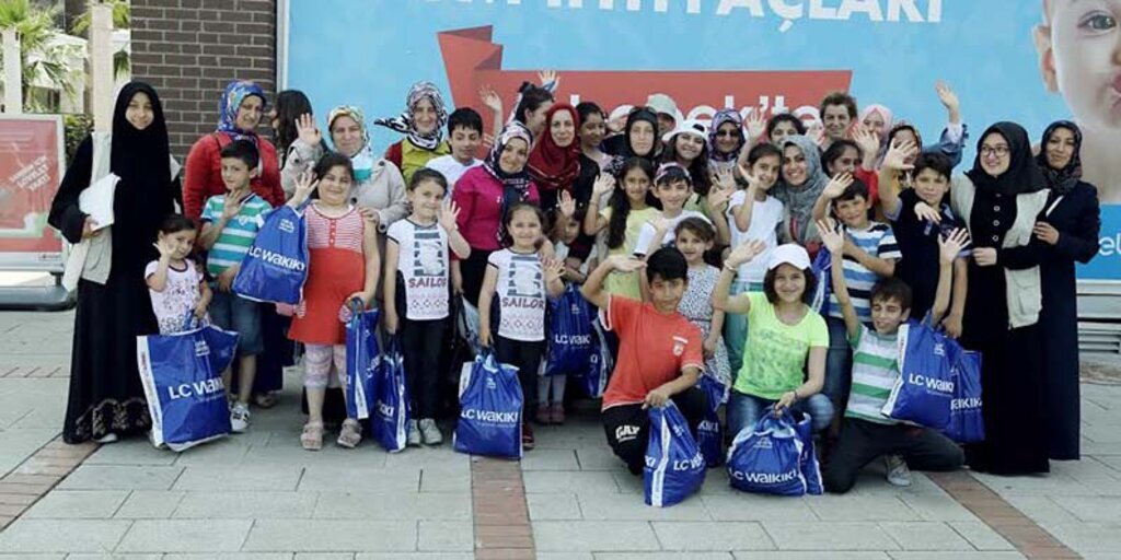 Yetim çocukların bayram sevinci