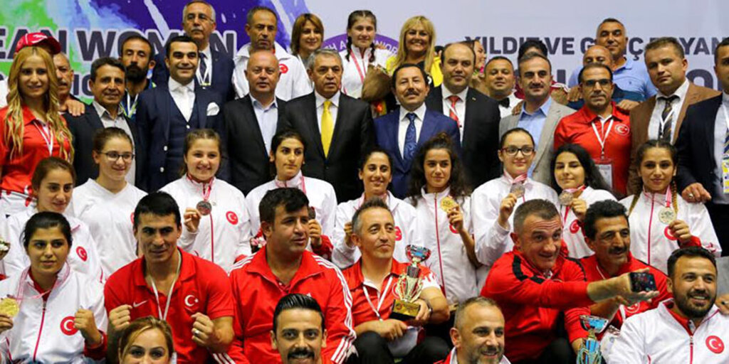 Yıldız ve Genç Boks Milli Takımı tarihi başarıya imza attı