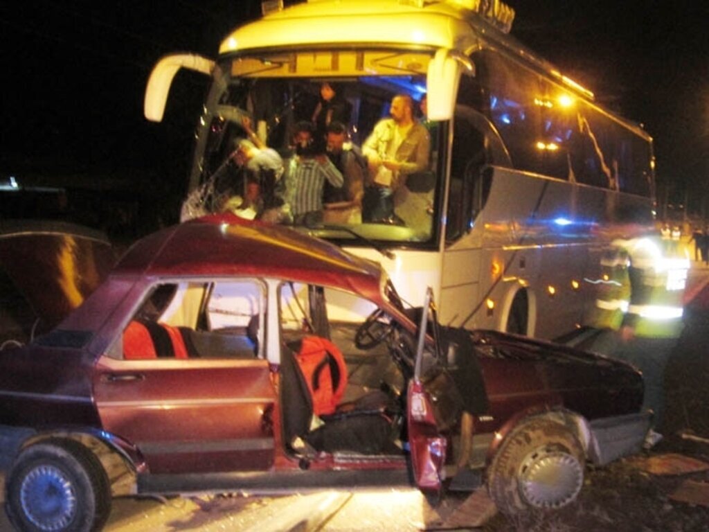 Yolcu otobüsü ile otomobil çarpıştı: 1 ölü, 1 yaralı