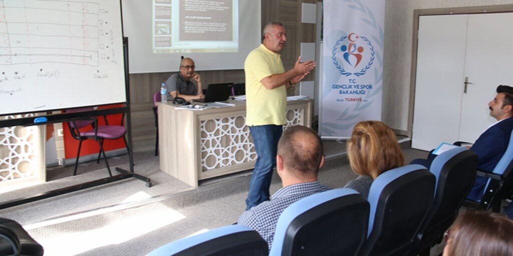 Yüzme federasyonu yüzme hakemliği kursu başladı