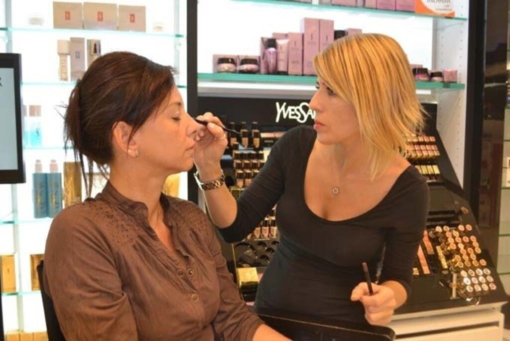 Yves Saint Laurent makyaj artistleri Samsun Piazza AVM'de eğitim verdi