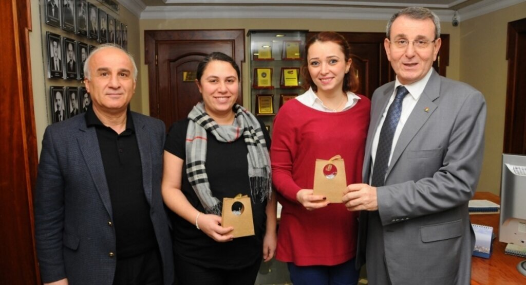 Zeki Murzioğlu’ndan kadın personeline nazarlıklı bileklik