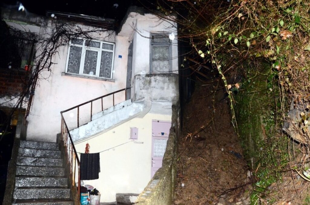 Zonguldak'ta heyelan nedeniyle 4 ev boşaltıldı