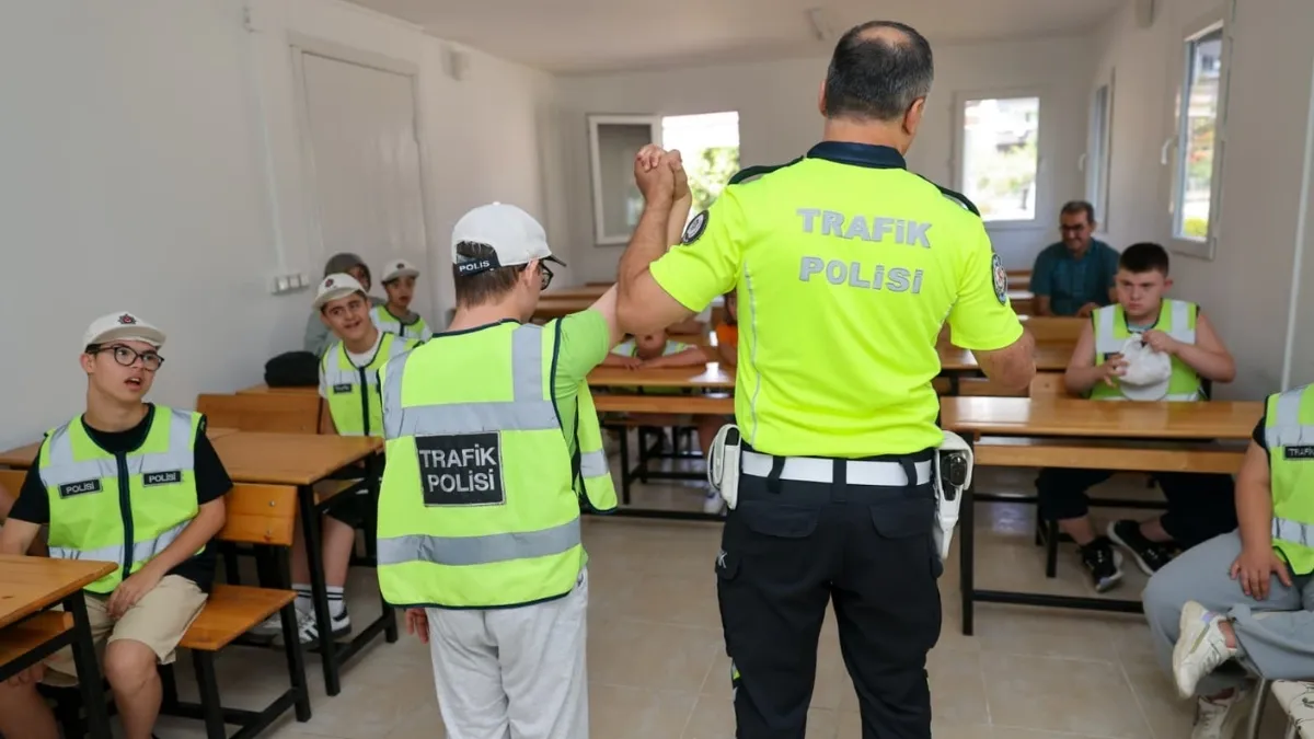 Down Sendromlu Çocuklara Uygulamalı Trafik Eğitimi Down Sendromlu Çocuklara Uygulamalı Trafik Eğitimi