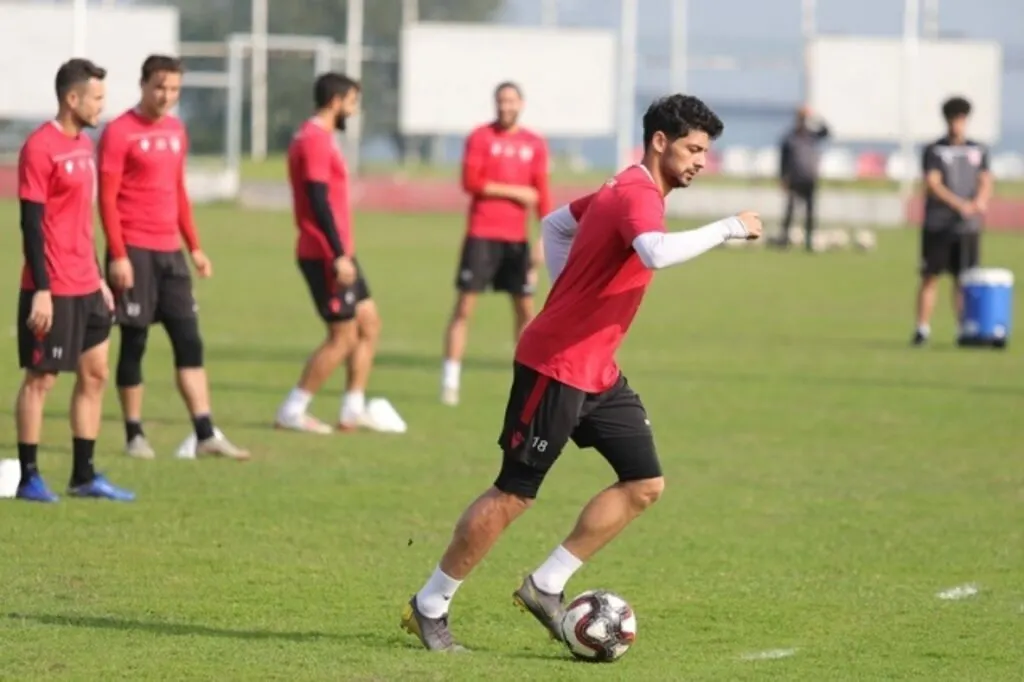 Yeni transferler Gökhan Karadeniz ve Brice Dja Djedje antrenmanda