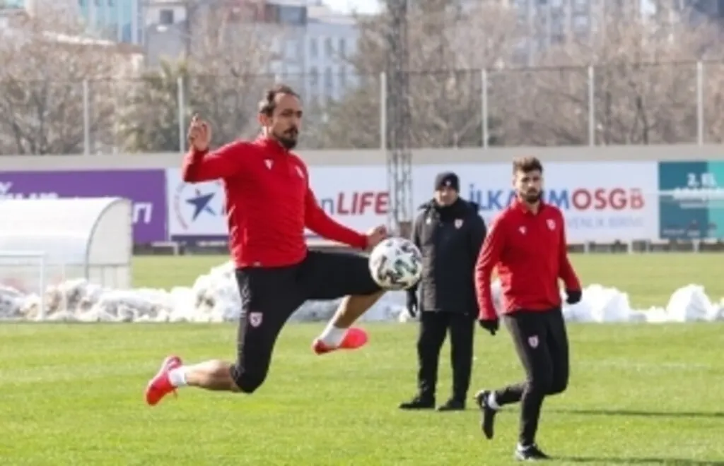 Samsunspor'da antrenman sonrası doğum günü sürprizi