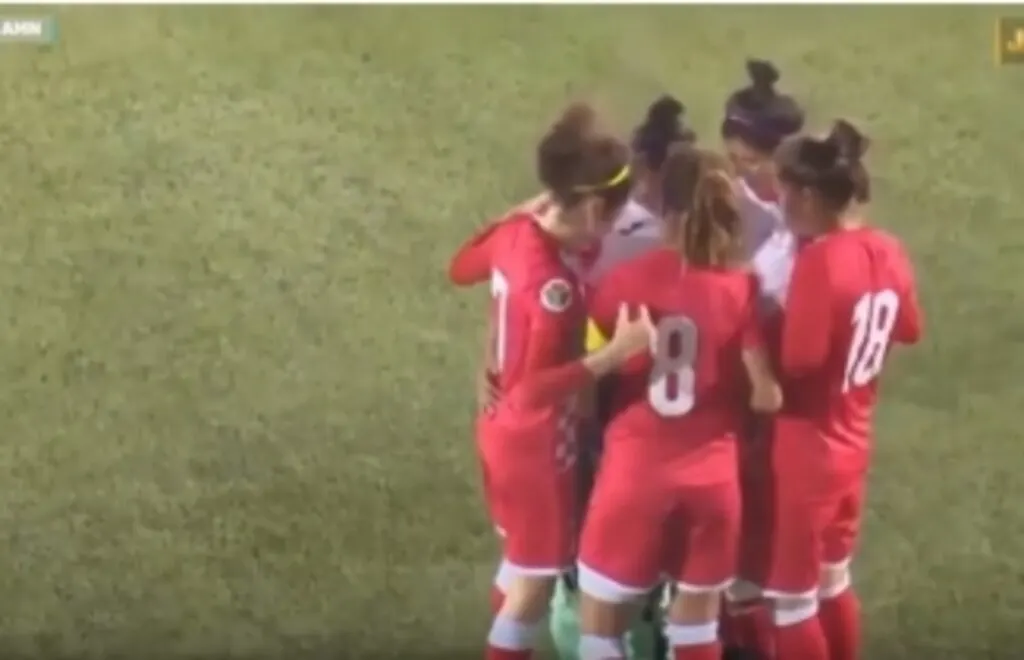Başörtüsü açılan kadın futbolcuya çember yaptılar