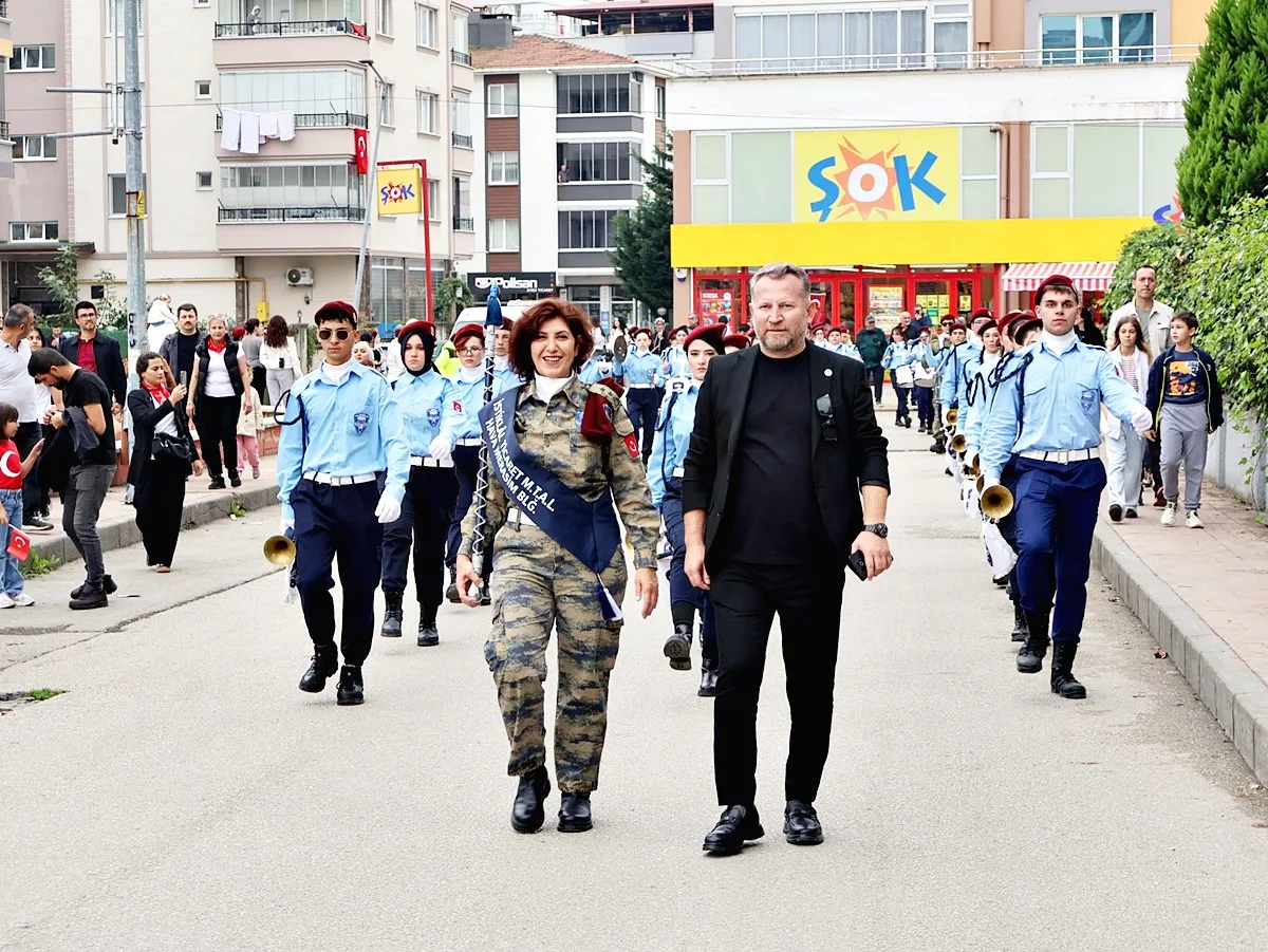 Derebahçe Mahallesi'nde Cumhuriyet Coşkusu: Fener Alayı Geceyi Aydınlattı! - Fotoğraf 1