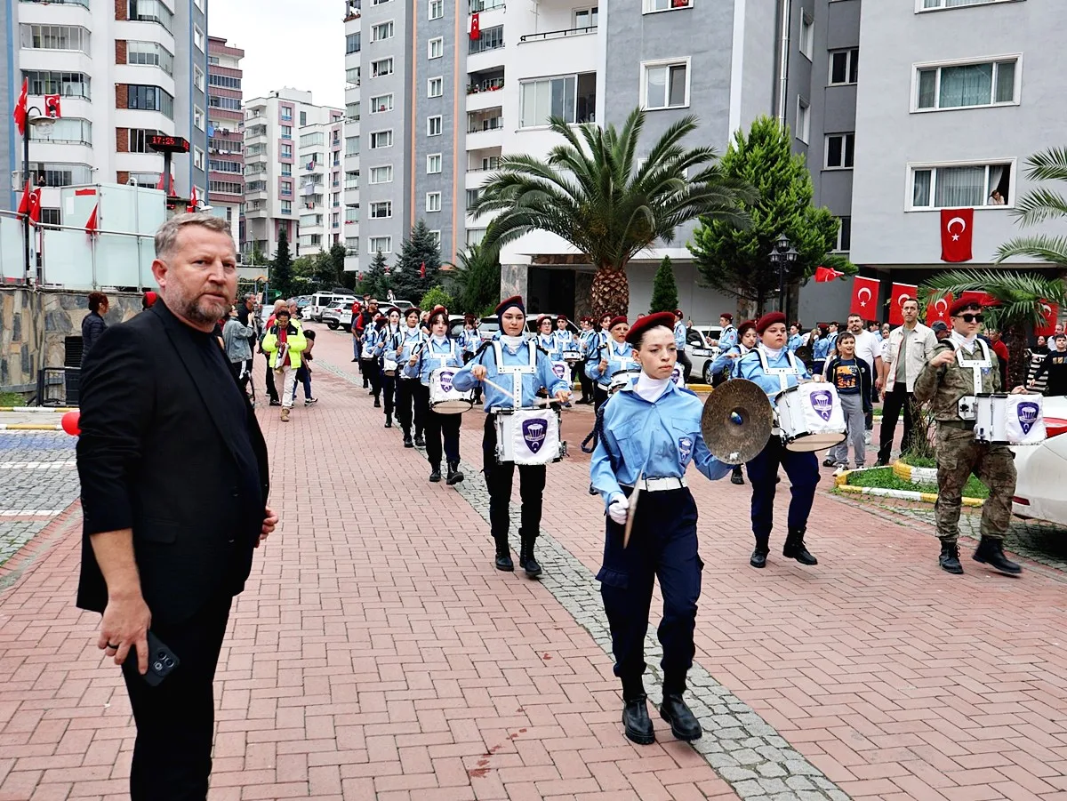 Derebahçe Mahallesi'nde Cumhuriyet Coşkusu: Fener Alayı Geceyi Aydınlattı! - Fotoğraf 3
