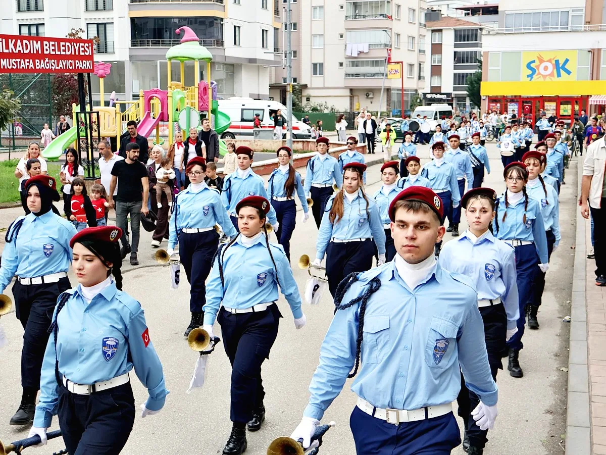 Derebahçe Mahallesi'nde Cumhuriyet Coşkusu: Fener Alayı Geceyi Aydınlattı! - Fotoğraf 2