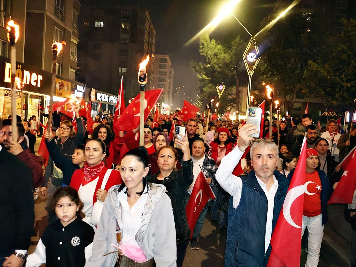 Derebahçe Mahallesi'nde Cumhuriyet Coşkusu: Fener Alayı Geceyi Aydınlattı! - Fotoğraf 17