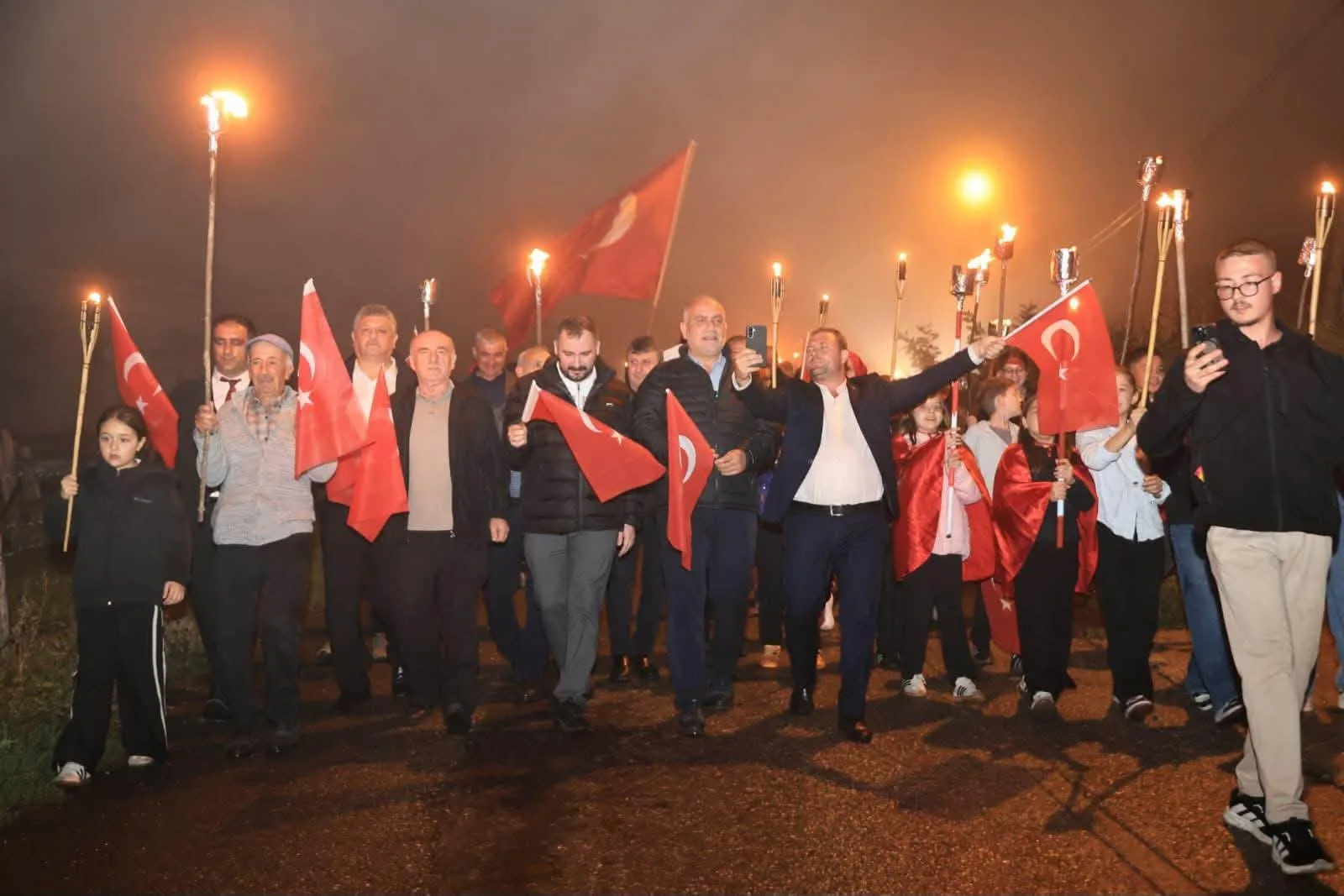 Canik Devgeriş Mahallesi'nde Cumhuriyet Coşkusu Fener Alayıyla Taçlandı - Fotoğraf 3