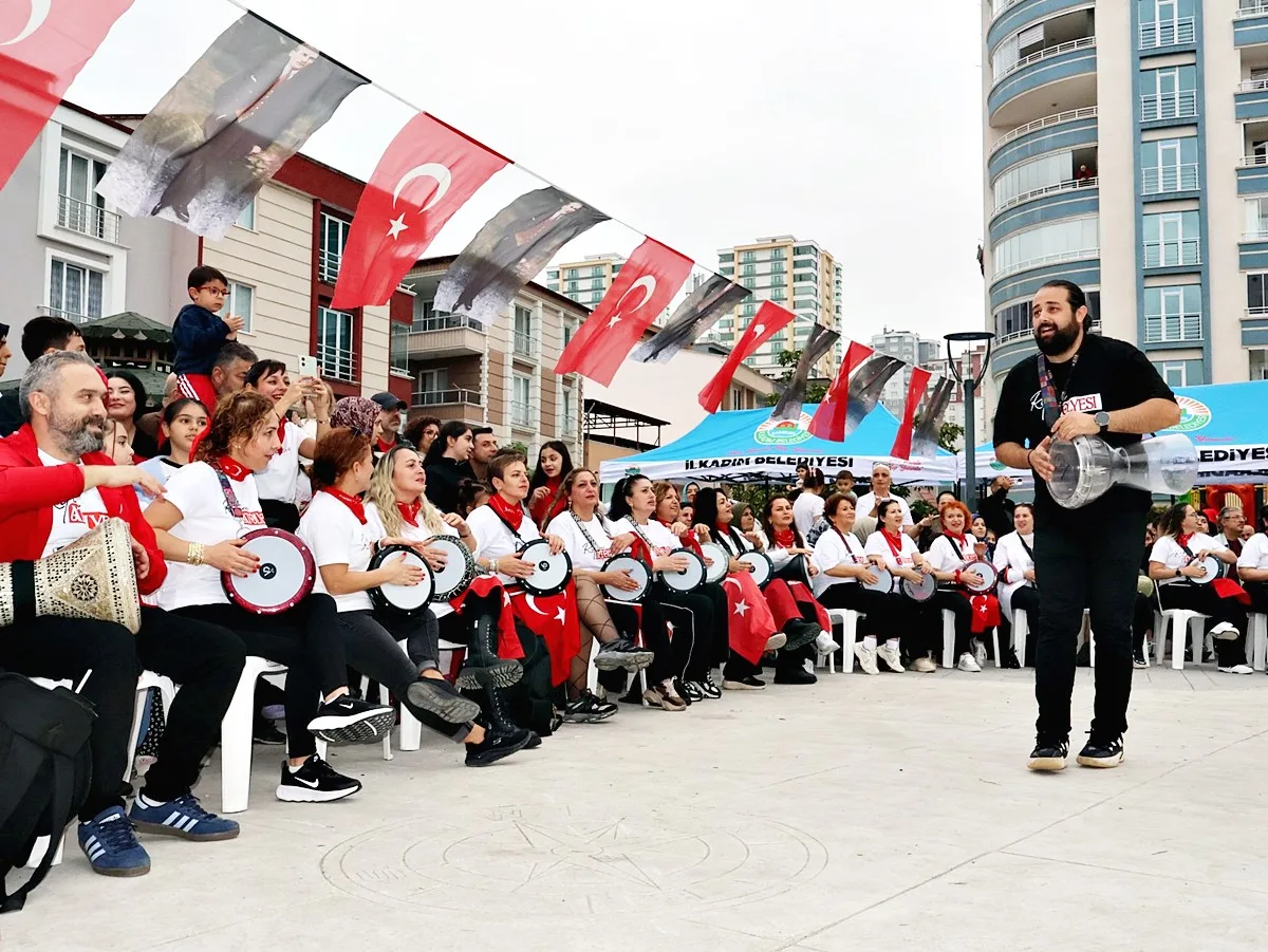 Derebahçe Mahallesi'nde Cumhuriyet Coşkusu: Fener Alayı Geceyi Aydınlattı! - Fotoğraf 6