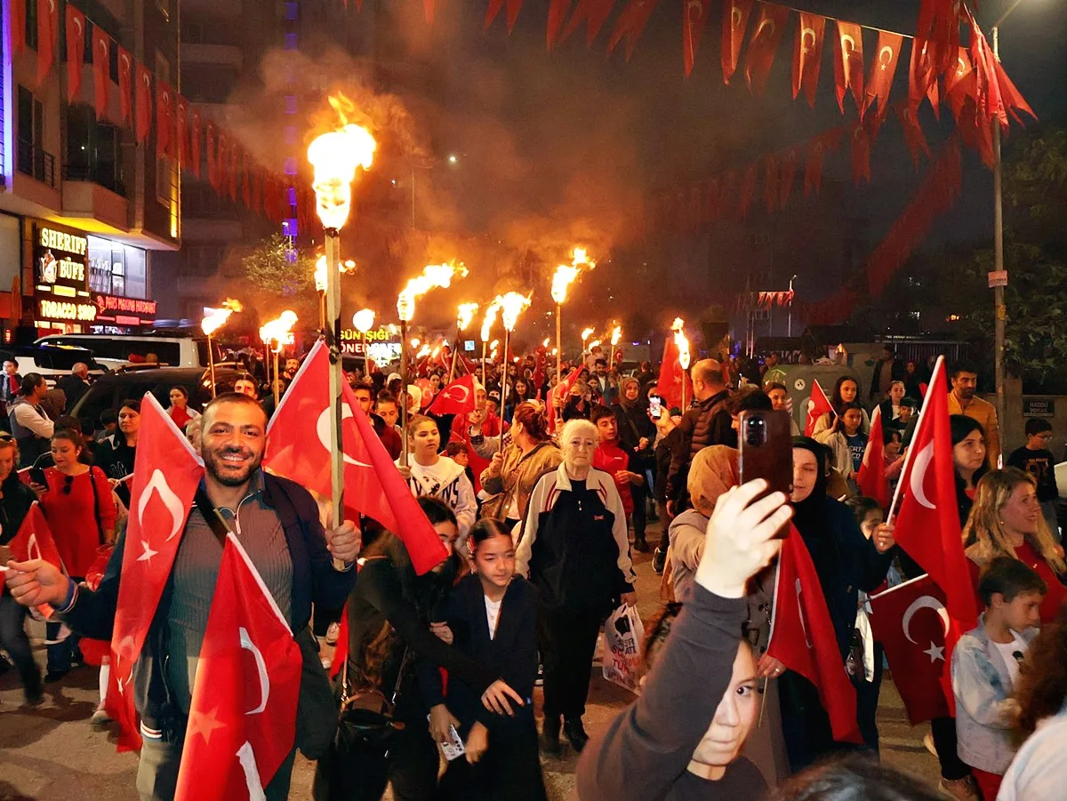 Derebahçe Mahallesi'nde Cumhuriyet Coşkusu: Fener Alayı Geceyi Aydınlattı! - Fotoğraf 14
