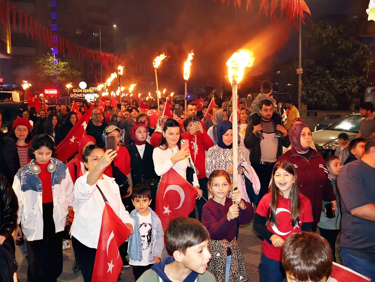 Derebahçe Mahallesi'nde Cumhuriyet Coşkusu: Fener Alayı Geceyi Aydınlattı! - Fotoğraf 13