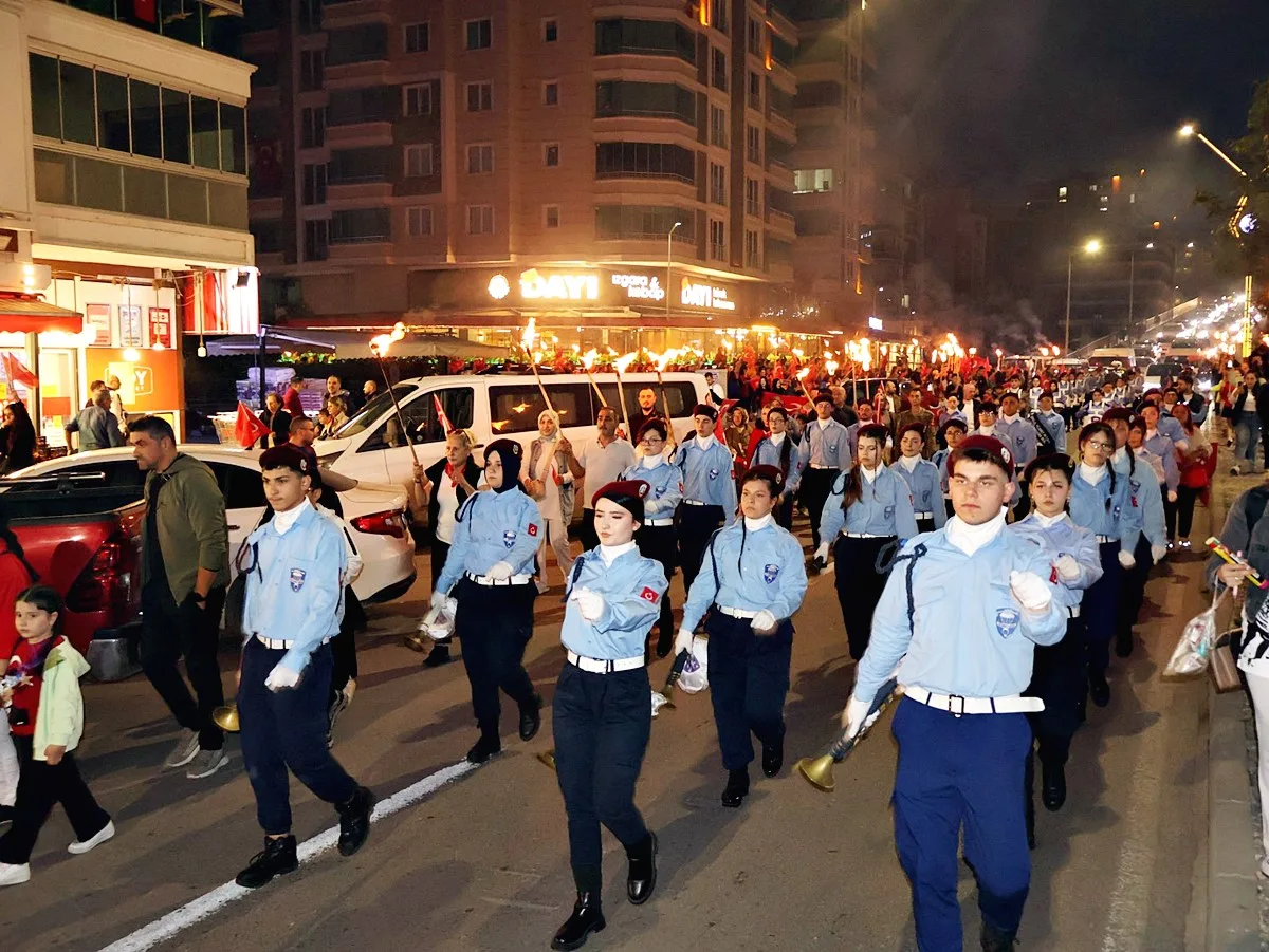 Derebahçe Mahallesi'nde Cumhuriyet Coşkusu: Fener Alayı Geceyi Aydınlattı! - Fotoğraf 15