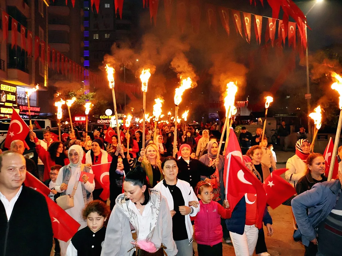 Derebahçe Mahallesi'nde Cumhuriyet Coşkusu: Fener Alayı Geceyi Aydınlattı! - Fotoğraf 12
