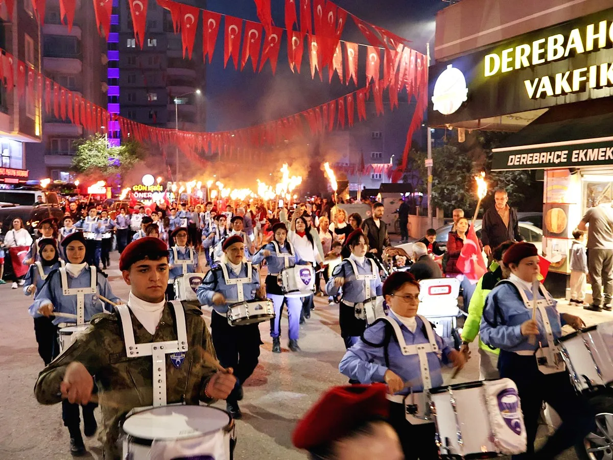 Derebahçe Mahallesi'nde Cumhuriyet Coşkusu: Fener Alayı Geceyi Aydınlattı! - Fotoğraf 11