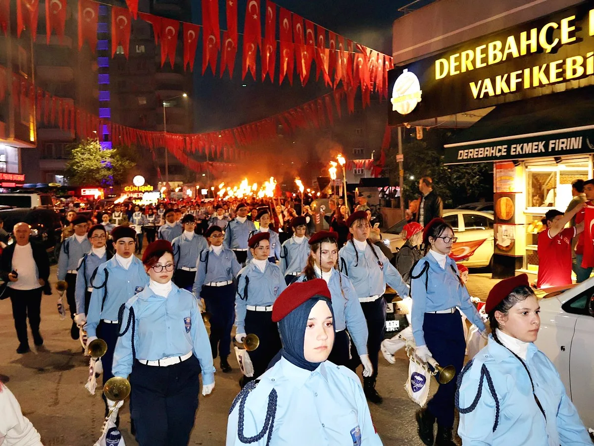 Derebahçe Mahallesi'nde Cumhuriyet Coşkusu: Fener Alayı Geceyi Aydınlattı! - Fotoğraf 10