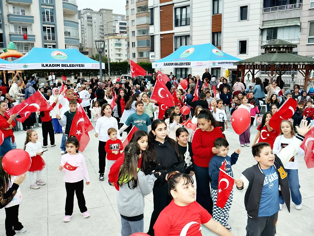 Derebahçe Mahallesi'nde Cumhuriyet Coşkusu: Fener Alayı Geceyi Aydınlattı! - Fotoğraf 8
