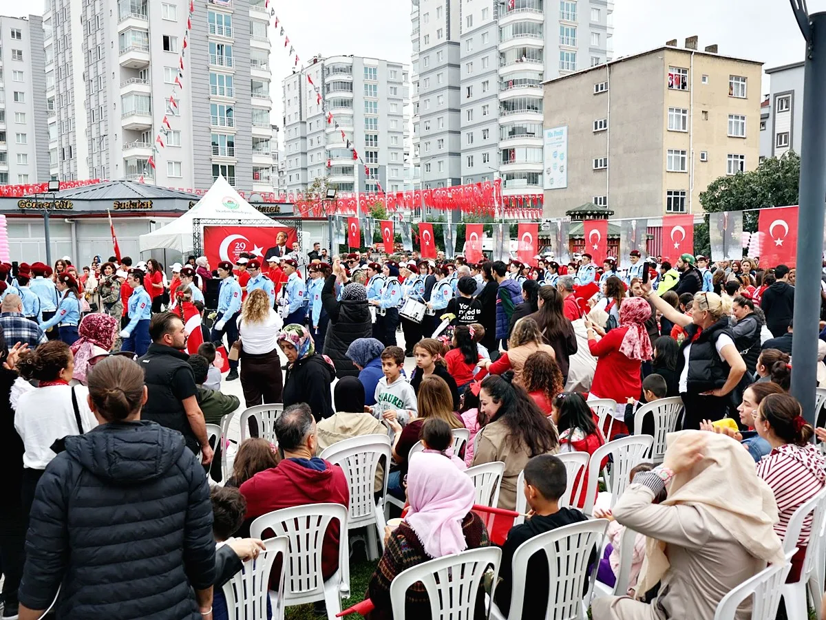 Derebahçe Mahallesi'nde Cumhuriyet Coşkusu: Fener Alayı Geceyi Aydınlattı! - Fotoğraf 5