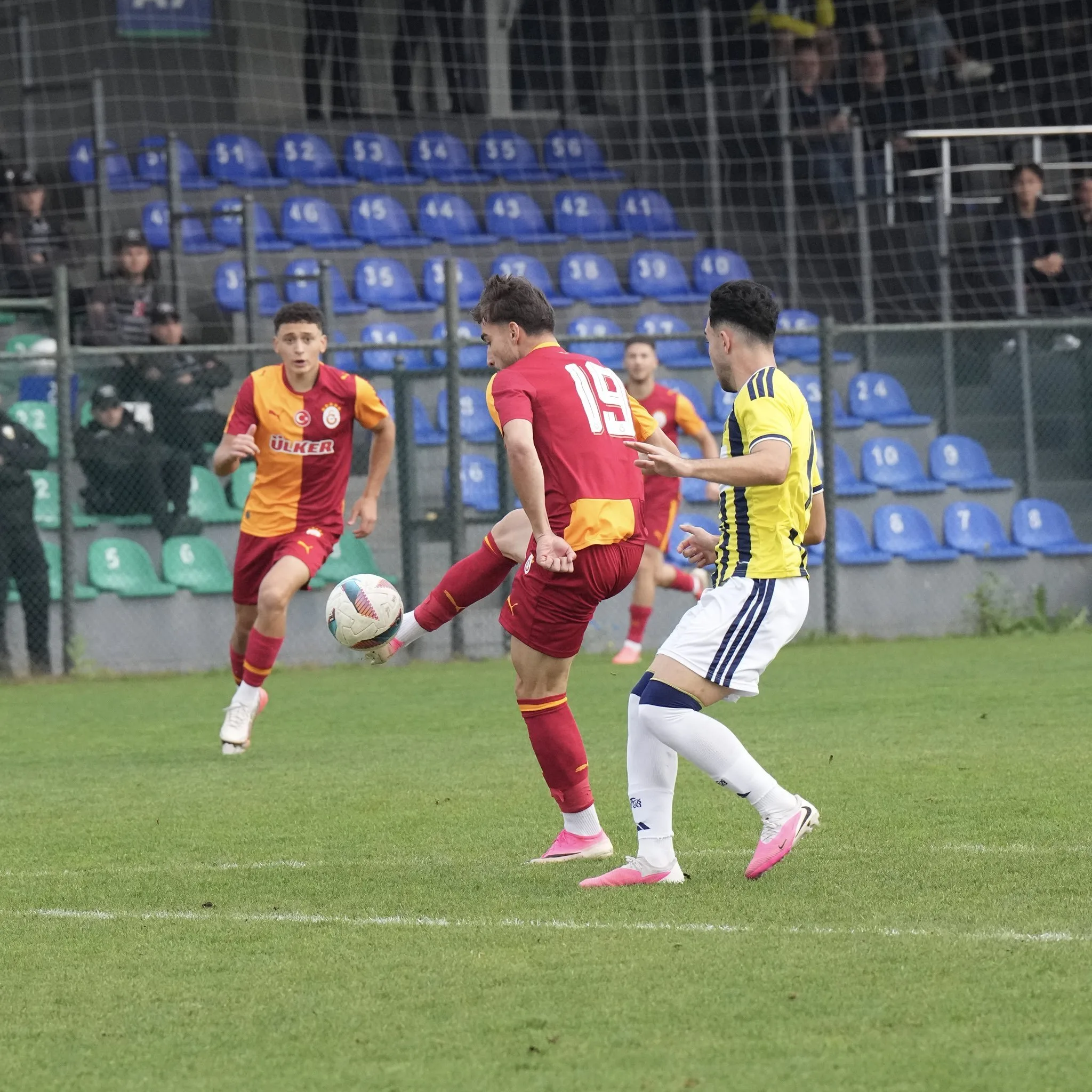 Galatasaray Fenerbahçe’yi 3-1 Mağlup Etti U19 PAF Ligi'nde! - Fotoğraf 1