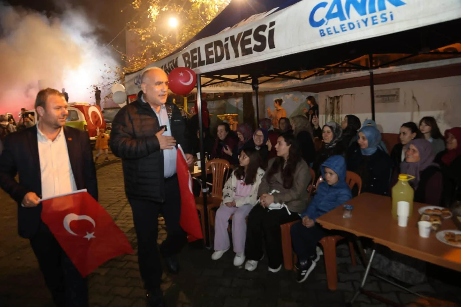Canik Devgeriş Mahallesi'nde Cumhuriyet Coşkusu Fener Alayıyla Taçlandı - Fotoğraf 1