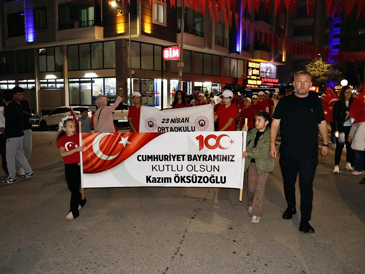 Derebahçe Mahallesi'nde Cumhuriyet Coşkusu: Fener Alayı Geceyi Aydınlattı! - Fotoğraf 9