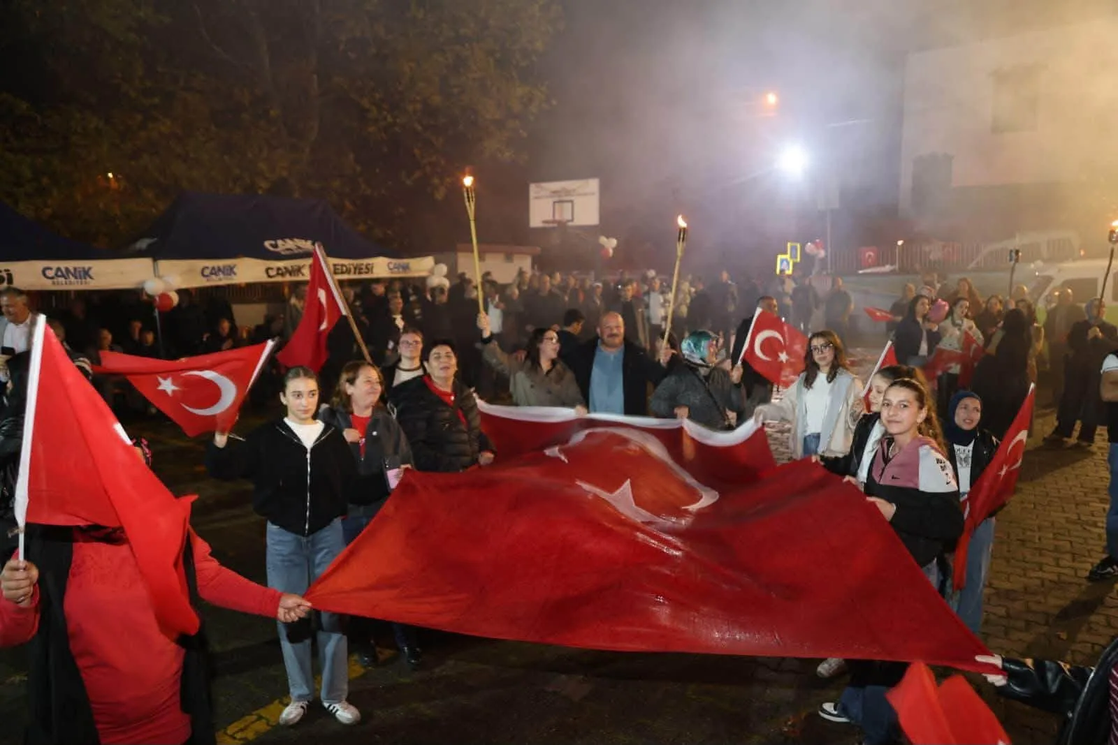 Canik Devgeriş Mahallesi'nde Cumhuriyet Coşkusu Fener Alayıyla Taçlandı - Fotoğraf 4