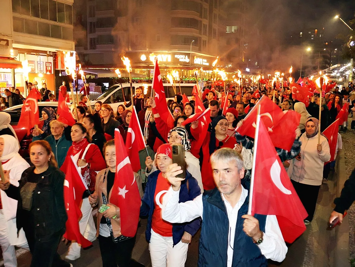 Derebahçe Mahallesi'nde Cumhuriyet Coşkusu: Fener Alayı Geceyi Aydınlattı! - Fotoğraf 16